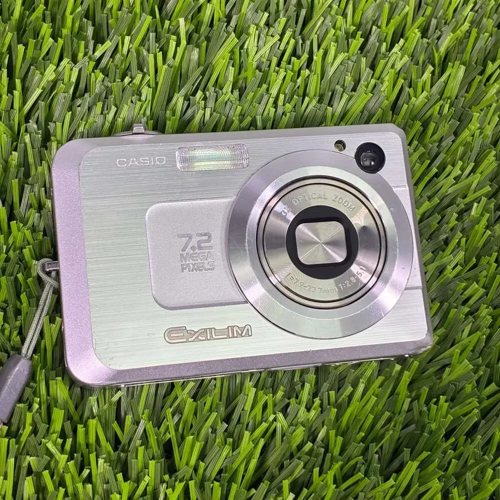 Casio Exilim EX-Z750 7.2MP Digital Camera with Battery, Charger and SD Card